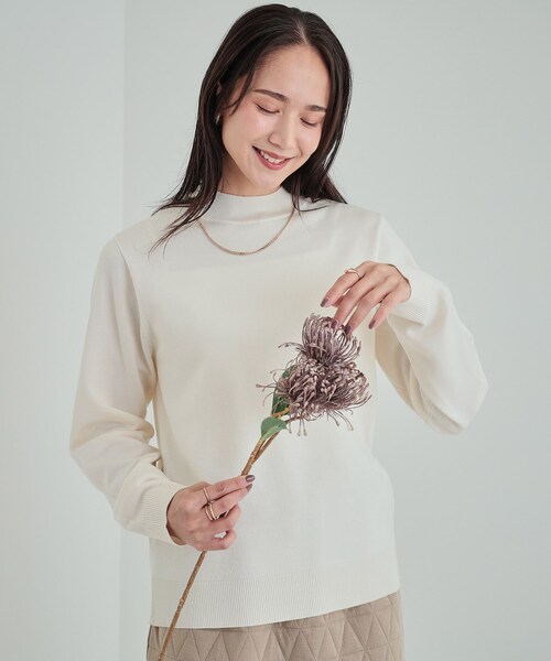 SHOO・LA・RUE（シューラルー）の「【高レビュー/洗える】ちくちくしにくい なめらかハイネックニット（ニット/セーター・レディース・グリーン系/オフホワイト/グレー/ブラック/ベビーピンク/ライトブルー・02/03/04）」の2枚目の写真