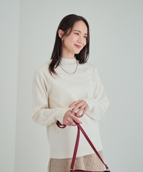 SHOO・LA・RUE（シューラルー）の「【高レビュー/洗える】ちくちくしにくい なめらかハイネックニット（ニット/セーター・レディース・グリーン系/オフホワイト/グレー/ブラック/ベビーピンク/ライトブルー・02/03/04）」の10枚目の写真