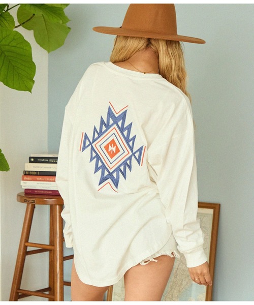 anap mimpi（アナップミンピ）の「オルテガ柄 ラウンドヘム 長袖 ビッグ ロンT（Tシャツ/カットソー・レディース・オフホワイト/キナリ/ダークグレー・FREE）」の2枚目の写真