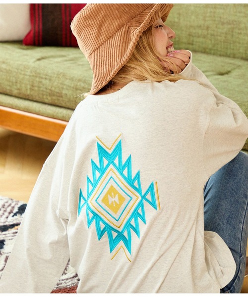 anap mimpi（アナップミンピ）の「オルテガ柄 ラウンドヘム 長袖 ビッグ ロンT（Tシャツ/カットソー・レディース・オフホワイト/キナリ/ダークグレー・FREE）」の3枚目の写真