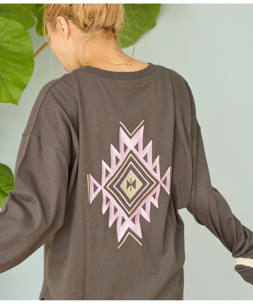 anap mimpi（アナップミンピ）の「オルテガ柄 ラウンドヘム 長袖 ビッグ ロンT（Tシャツ/カットソー・レディース・オフホワイト/キナリ/ダークグレー・FREE）」の20枚目の写真