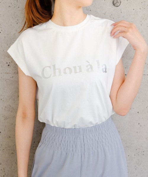 aquagarage(アクアガレージ)の「【L・LL追加】フレンチスリーブロゴTシャツ レディース 二の腕カバー 半袖Tシャツ 大きいサイズ(Tシャツ/カットソー・レディース・ブラック/グレイッシュベージュ/チャコール/ホワイト×シルバー/ホワイト・M/LL/L)」の2枚目の写真