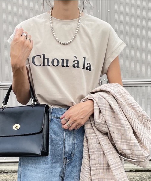 aquagarage(アクアガレージ)の「【L・LL追加】フレンチスリーブロゴTシャツ レディース 二の腕カバー 半袖Tシャツ 大きいサイズ(Tシャツ/カットソー・レディース・ブラック/グレイッシュベージュ/チャコール/ホワイト×シルバー/ホワイト・M/LL/L)」の5枚目の写真