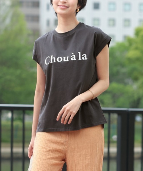 aquagarage(アクアガレージ)の「【L・LL追加】フレンチスリーブロゴTシャツ レディース 二の腕カバー 半袖Tシャツ 大きいサイズ(Tシャツ/カットソー・レディース・ブラック/グレイッシュベージュ/チャコール/ホワイト×シルバー/ホワイト・M/LL/L)」の4枚目の写真
