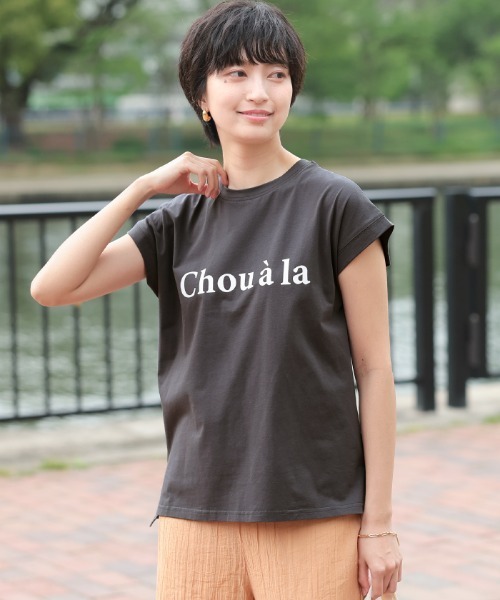 aquagarage(アクアガレージ)の「【L・LL追加】フレンチスリーブロゴTシャツ レディース 二の腕カバー 半袖Tシャツ 大きいサイズ(Tシャツ/カットソー・レディース・ブラック/グレイッシュベージュ/チャコール/ホワイト×シルバー/ホワイト・M/LL/L)」の7枚目の写真