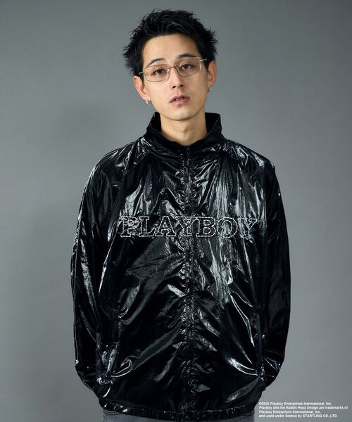 PLAYBOY（プレイボーイ）の「【SEQUENZ（シークエンズ）】PB COATING JACKET / プレイボーイ ジャケット コーティング フルジップ センターロゴ（ブルゾン・メンズ・バーガンディー/ブラック・SMALL/MEDIUM/LARGE）」の4枚目の写真