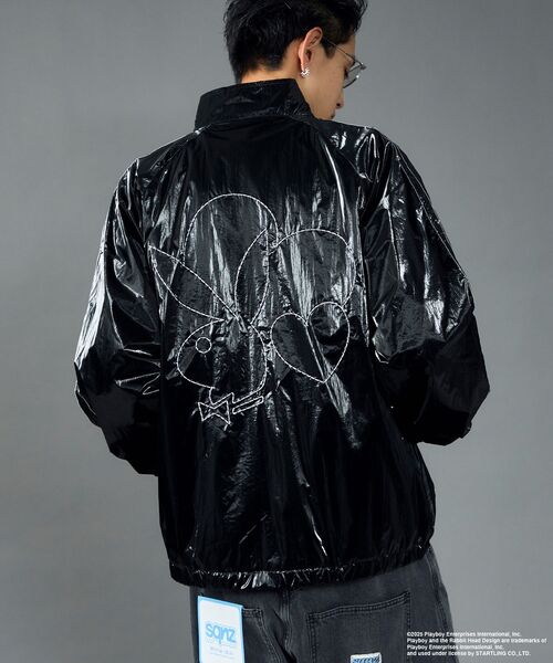 PLAYBOY（プレイボーイ）の「【SEQUENZ（シークエンズ）】PB COATING JACKET / プレイボーイ ジャケット コーティング フルジップ センターロゴ（ブルゾン・メンズ・バーガンディー/ブラック・SMALL/MEDIUM/LARGE）」の9枚目の写真