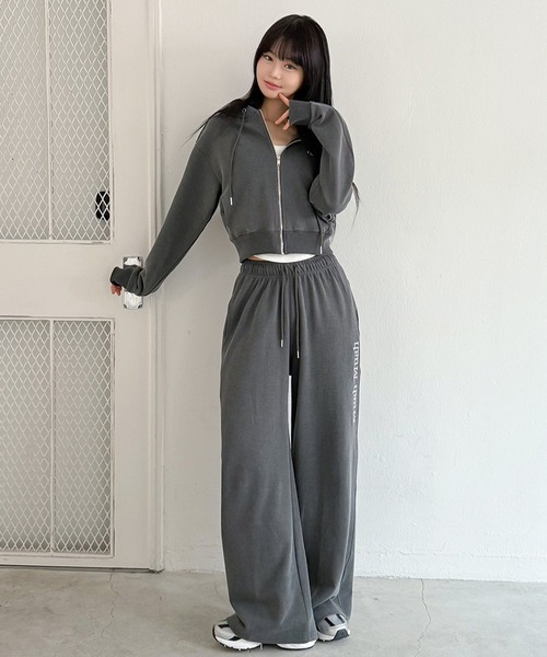 muahmuah(ムーアムーア)の「A'GEM/9 × .kom 『muah muah/ムーアムーア』 STITCH LOGO PIGMENT HOOD ZIPUP/ステッチロゴ ピグメントフードジップアップパーカー(パーカー・レディース・チャコールグレー/ベージュ・FREE)」の3枚目の写真