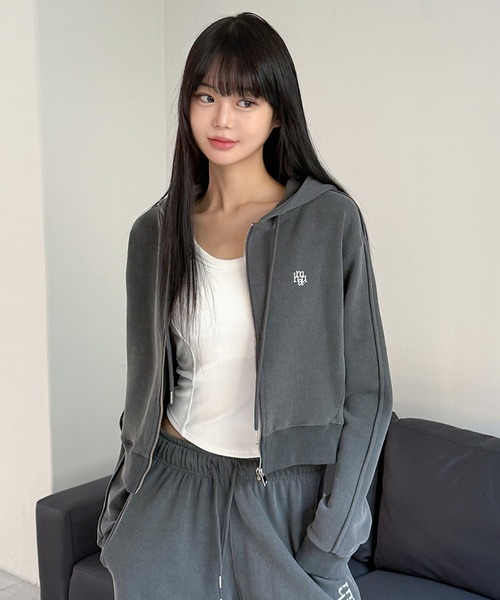 パーカー A'GEM/9 × .kom 「muah muah/ムーアムーア」 STITCH PIGMENT CROP HOODIE/ステッチ ピグメン A'GEM/9 × .kom 『muah muah/ムーアムーア』 STITCH LOGO