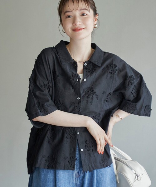 coen（コーエン）の「【新色登場・追加】3Dフラワー刺繍 ハーフスリーブシャツ（シャツ/ブラウス・レディース・ロイヤルブルー/ブラック/オフホワイト/ナチュラル/ライム・M/L）」の3枚目の写真
