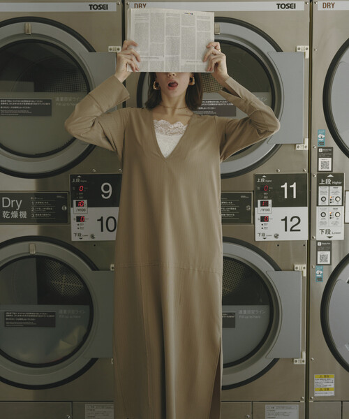 Firsthand（ファーストハンド）の「Firsthand/ファーストハンド ピンストライプ 深Vネック ロングスリーブ ワンピース / サイドスリット 長袖ロングワンピース（ワンピース・レディース・チャコールグレー/グレー・S/M）」の3枚目の写真