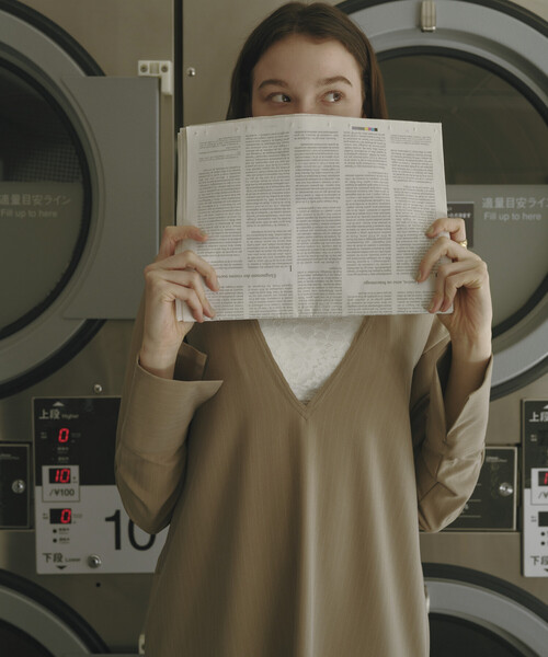 Firsthand（ファーストハンド）の「Firsthand/ファーストハンド ピンストライプ 深Vネック ロングスリーブ ワンピース / サイドスリット 長袖ロングワンピース（ワンピース・レディース・チャコールグレー/グレー・S/M）」の4枚目の写真