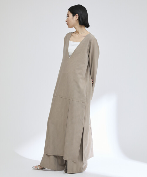 Firsthand（ファーストハンド）の「Firsthand/ファーストハンド ピンストライプ 深Vネック ロングスリーブ ワンピース / サイドスリット 長袖ロングワンピース（ワンピース・レディース・チャコールグレー/グレー・S/M）」の5枚目の写真