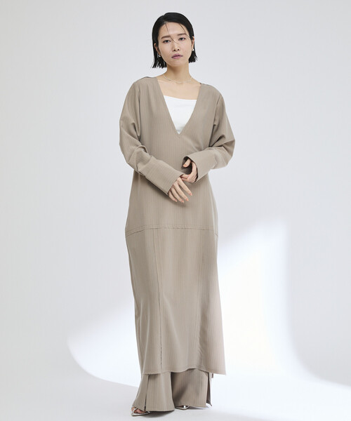 Firsthand（ファーストハンド）の「Firsthand/ファーストハンド ピンストライプ 深Vネック ロングスリーブ ワンピース / サイドスリット 長袖ロングワンピース（ワンピース・レディース・チャコールグレー/グレー・S/M）」の6枚目の写真