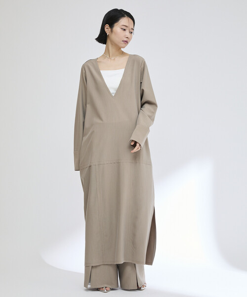 Firsthand（ファーストハンド）の「Firsthand/ファーストハンド ピンストライプ 深Vネック ロングスリーブ ワンピース / サイドスリット 長袖ロングワンピース（ワンピース・レディース・チャコールグレー/グレー・S/M）」の7枚目の写真