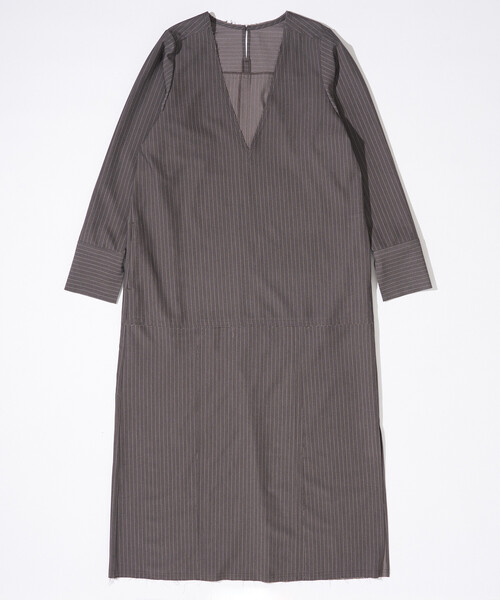 Firsthand（ファーストハンド）の「Firsthand/ファーストハンド ピンストライプ 深Vネック ロングスリーブ ワンピース / サイドスリット 長袖ロングワンピース（ワンピース・レディース・チャコールグレー/グレー・S/M）」の16枚目の写真