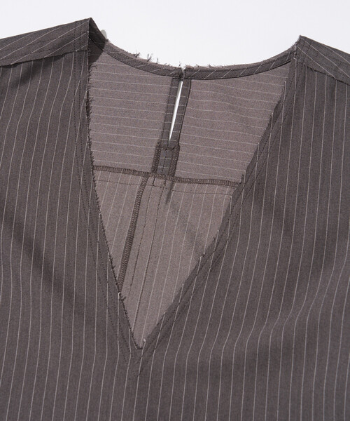 Firsthand（ファーストハンド）の「Firsthand/ファーストハンド ピンストライプ 深Vネック ロングスリーブ ワンピース / サイドスリット 長袖ロングワンピース（ワンピース・レディース・チャコールグレー/グレー・S/M）」の18枚目の写真