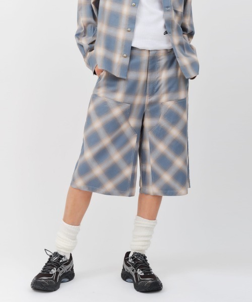 atmos pink（アトモスピンク）の「atmos pink Ombre Check Double Knee Half Pants / アトモス ピンク オンブレ チェック ダブルニー ハーフ パンツ（その他パンツ・レディース・ブラック/ブルー・S/M）」の2枚目の写真