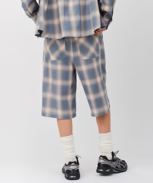 atmos pink（アトモスピンク）の「atmos pink Ombre Check Double Knee Half Pants / アトモス ピンク オンブレ チェック ダブルニー ハーフ パンツ（その他パンツ・レディース・ブラック/ブルー・S/M）」の12枚目の写真