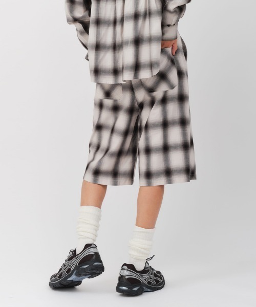 atmos pink（アトモスピンク）の「atmos pink Ombre Check Double Knee Half Pants / アトモス ピンク オンブレ チェック ダブルニー ハーフ パンツ（その他パンツ・レディース・ブラック/ブルー・S/M）」の3枚目の写真