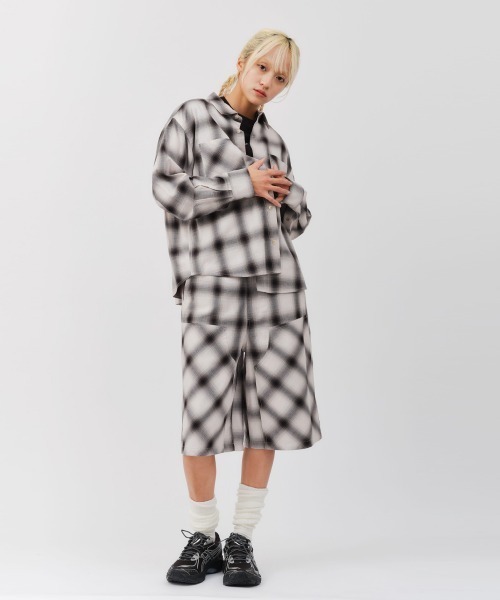 atmos pink（アトモスピンク）の「atmos pink Ombre Check Double Knee Half Pants / アトモス ピンク オンブレ チェック ダブルニー ハーフ パンツ（その他パンツ・レディース・ブラック/ブルー・S/M）」の4枚目の写真