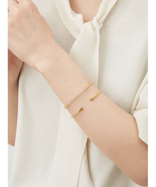 Mila Owen（ミラオーウェン）の「メタルダブルラインストーンバングル（ネックレス・レディース・ゴールド/シルバー・FREE）」の2枚目の写真