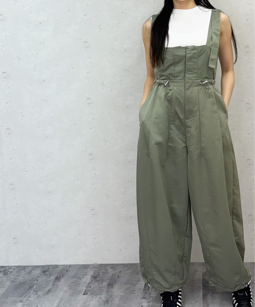 Per sist ence(パーシエンス)の「ツイルパラシュートサロペット(サロペット/オーバーオール・レディース・ベージュ/ブラック/カーキ・ONE SIZE)」の1枚目の写真