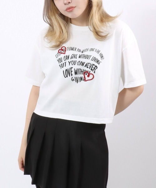 Salong hameu(サロン ハミュー)の「ハートマーク刺繍 レタリングロゴプリント コンパクトTシャツ/短丈/クロップドトップス レディース(Tシャツ/カットソー・レディース・チャコールグレー/オフホワイト・L/M)」の1枚目の写真