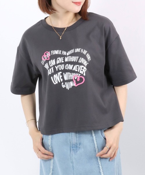 Salong hameu(サロン ハミュー)の「ハートマーク刺繍 レタリングロゴプリント コンパクトTシャツ/短丈/クロップドトップス レディース(Tシャツ/カットソー・レディース・チャコールグレー/オフホワイト・L/M)」の2枚目の写真