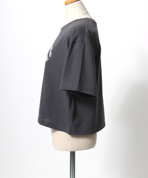 Salong hameu(サロン ハミュー)の「ハートマーク刺繍 レタリングロゴプリント コンパクトTシャツ/短丈/クロップドトップス レディース(Tシャツ/カットソー・レディース・チャコールグレー/オフホワイト・L/M)」の11枚目の写真