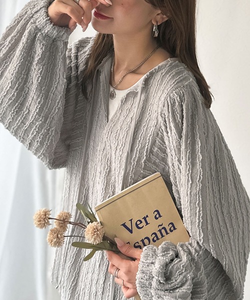 classicalelf(クラシカルエルフ)の「一枚でサマになる大人のジャガード。前後2wayカットジャガードシェイプチュニック(長袖)(シャツ/ブラウス・レディース・ライトグレー/オフホワイト/ブラック/キャメル・LARGE/X-LARGE/SMALL/MEDIUM)」の3枚目の写真
