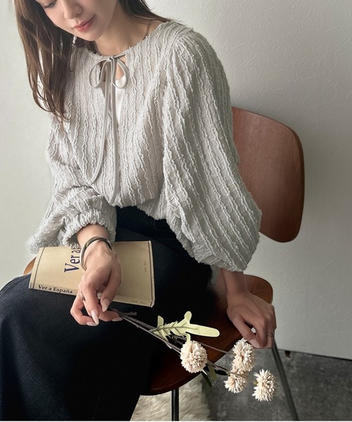 classicalelf(クラシカルエルフ)の「一枚でサマになる大人のジャガード。前後2wayカットジャガードシェイプチュニック(長袖)(シャツ/ブラウス・レディース・ライトグレー/オフホワイト/ブラック/キャメル・LARGE/X-LARGE/SMALL/MEDIUM)」の8枚目の写真