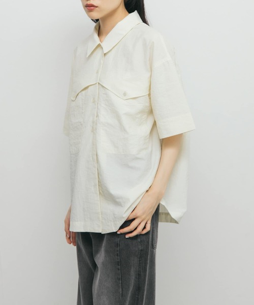 KBF（ケイビーエフ）の「ポケットデザインルーズシャツ（シャツ/ブラウス・レディース・アイボリー/ブラウン系その他/ネイビー・ONE）」の4枚目の写真