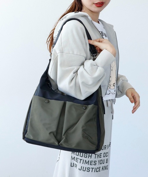 Cepica（セピカ）の「牛革×配色ナイロンWポッケショルダー（ショルダーバッグ・レディース・ブラック/カーキ・FREE）」の2枚目の写真