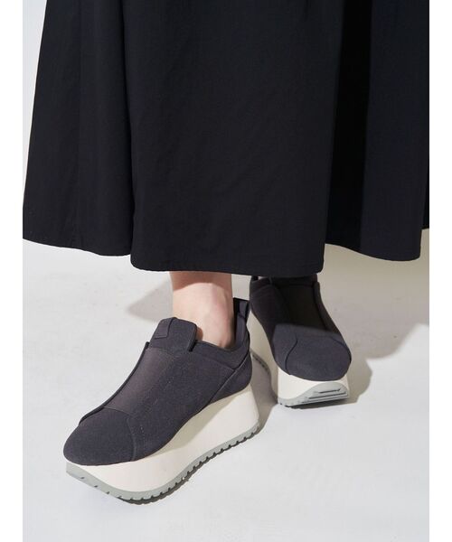 ELENDEEK（エレンディーク）の「スリップオンスニーカー（スニーカー・レディース・ブラック/チャコールグレー・37/36/38）」の6枚目の写真