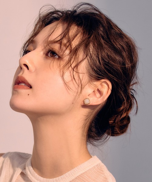 Jolie Toujours（ジョリトゥジュール）の「【汗や水に強い】〈ステンレス〉ナチュラルストーンスクエアピアス（ピアス（両耳用）・レディース・グレー/グリーン/ピンク・FREE）」の9枚目の写真