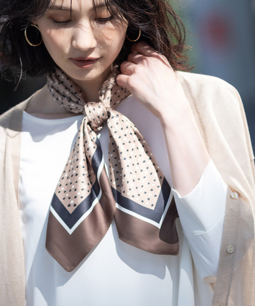 A/C DESIGN BY ALPHA CUBIC（エーシーデザインバイアルファキュービック）の「アルコラージュプリントスカーフ（ストール/ショール・レディース・ベージュ/ブラック・フリー）」の2枚目の写真