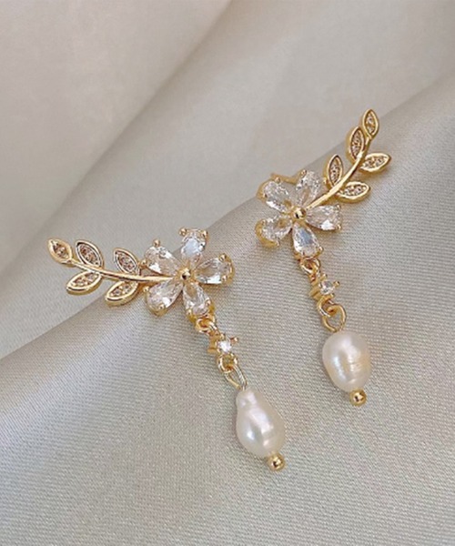 Lace Ladies(レースレディース)の「ボタニカル モチーフ パール スタッズ ピアス(ピアス(両耳用)・レディース・シルバー/ゴールド・FREE)」の4枚目の写真