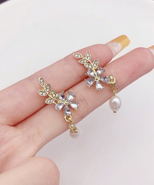 Lace Ladies(レースレディース)の「ボタニカル モチーフ パール スタッズ ピアス(ピアス(両耳用)・レディース・シルバー/ゴールド・FREE)」の5枚目の写真