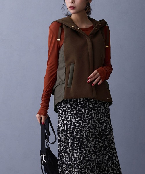 NICOLE white（ニコルホワイト）の「異素材使いのフードベスト（ベスト・レディース・オフホワイト/チャコール/ブラウン・FREE）」の4枚目の写真