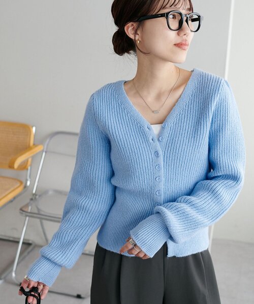 DISCOAT(ディスコート)の「【9色展開/細見え/WEB限定】スリットニットプルオーバー(ニット/セーター・レディース・チャコールグレー/オフホワイト/レッド/ブラウン/グレー/ブルー/ダークブラウン/ブラック/グレイッシュベージュ・FREE)」の8枚目の写真