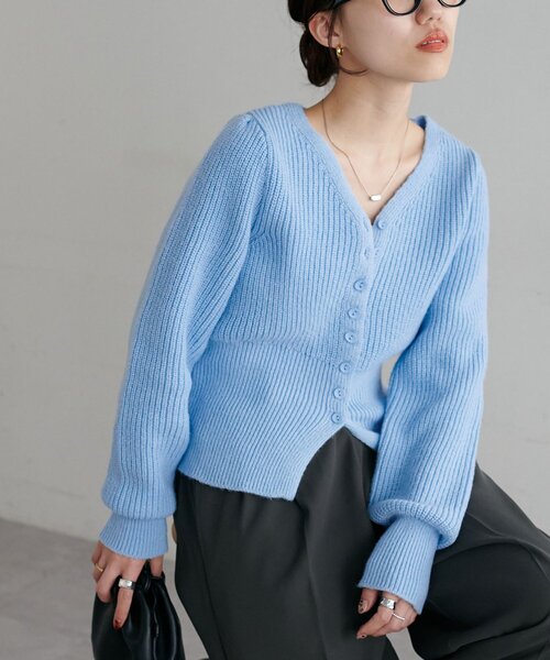 DISCOAT(ディスコート)の「【9色展開/細見え/WEB限定】スリットニットプルオーバー(ニット/セーター・レディース・チャコールグレー/オフホワイト/レッド/ブラウン/グレー/ブルー/ダークブラウン/ブラック/グレイッシュベージュ・FREE)」の11枚目の写真