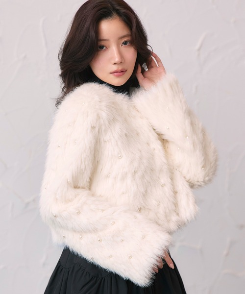 RUIRUE BOUTIQUE（ルイルエブティック）の「パール × エコファー フラッフィー パーティー ジャケット ｜ アウター / ファーコート / コート / ショートコート / エコファーコート（その他アウター・レディース・ホワイト/ピンク/ベージュ/ブラック・L/M）」の2枚目の写真