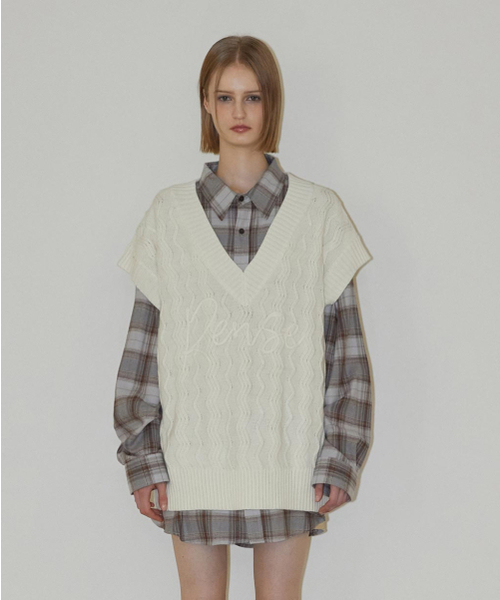 RENSE(レンセ)の「Lettering Cable Over Knit Vest Ivory(ニット/セーター・レディース・その他・FREE)」の2枚目の写真