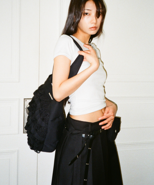 IUGAMAKARAS(イウガマカラス)の「Frilled Shopper Bag (Black)(ショルダーバッグ・レディース・その他・FREE)」の4枚目の写真