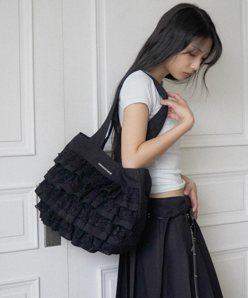 IUGAMAKARAS(イウガマカラス)の「Frilled Shopper Bag (Black)(ショルダーバッグ・レディース・その他・FREE)」の5枚目の写真