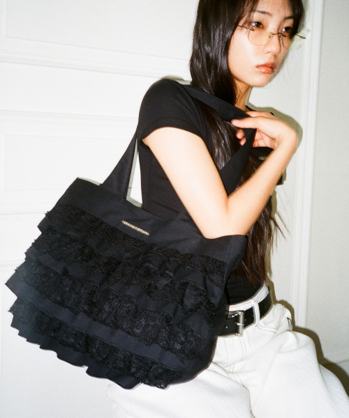 IUGAMAKARAS(イウガマカラス)の「Frilled Shopper Bag (Black)(ショルダーバッグ・レディース・その他・FREE)」の7枚目の写真