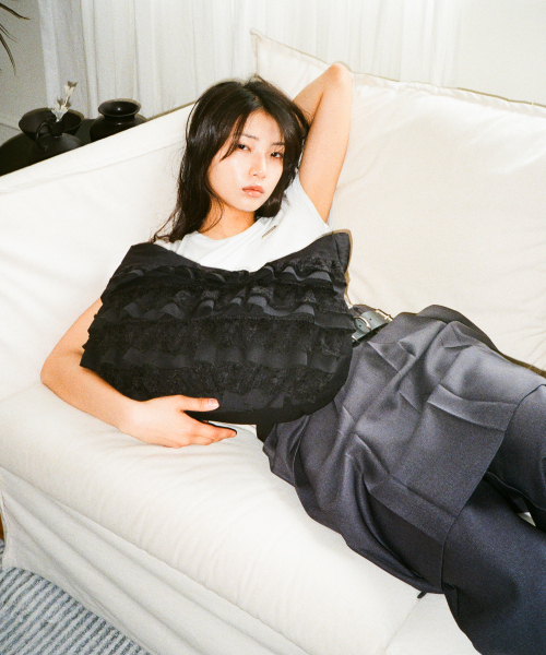 IUGAMAKARAS(イウガマカラス)の「Frilled Shopper Bag (Black)(ショルダーバッグ・レディース・その他・FREE)」の8枚目の写真
