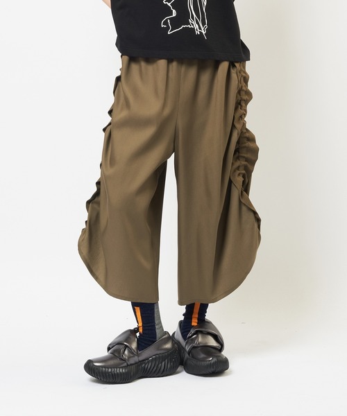 gomme(ゴム)の「ツイルフリルパンツ(その他パンツ・レディース・カーキ/ブラック・MEDIUM)」の1枚目の写真