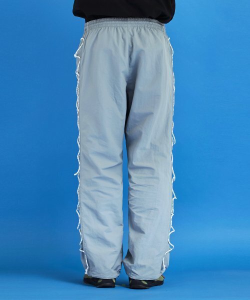 UNALLOYED（アナロイド）の「ストリングナイロンパンツ / グレー（その他パンツ・メンズ・その他・LARGE/MEDIUM）」の4枚目の写真